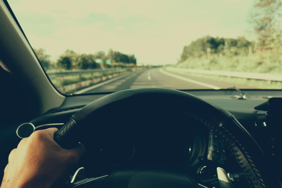 Виц: Баба кара по магистралата и слуша по радиото