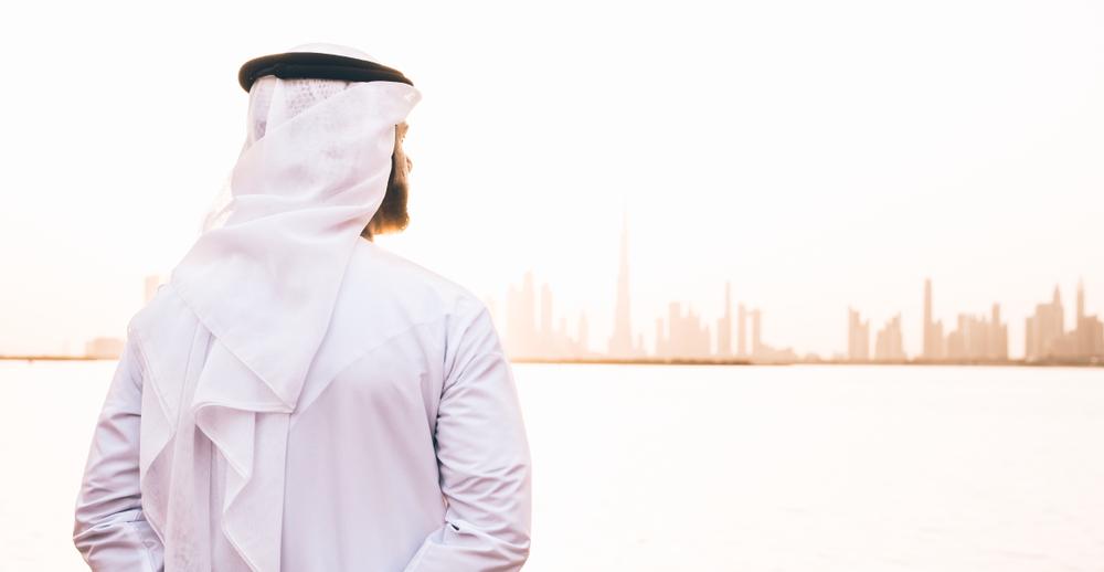 Вечерен виц: Един автобус, пълен с възрастни жени, спира пред палата на шейха