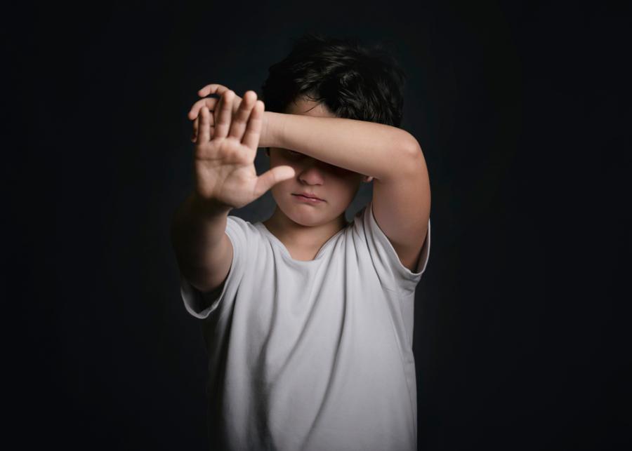 Когато дете удари друго дете, е агресия. Когато възратен удари дете, е дисциплина