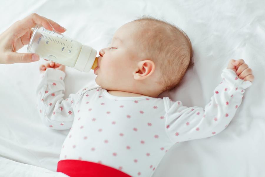 Бебетата вероятно поглъщат милиони частици микропластмаса от бутилките