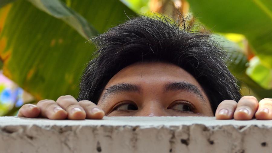 Виц: Мъж влиза вкъщи тихо. Жена му пита