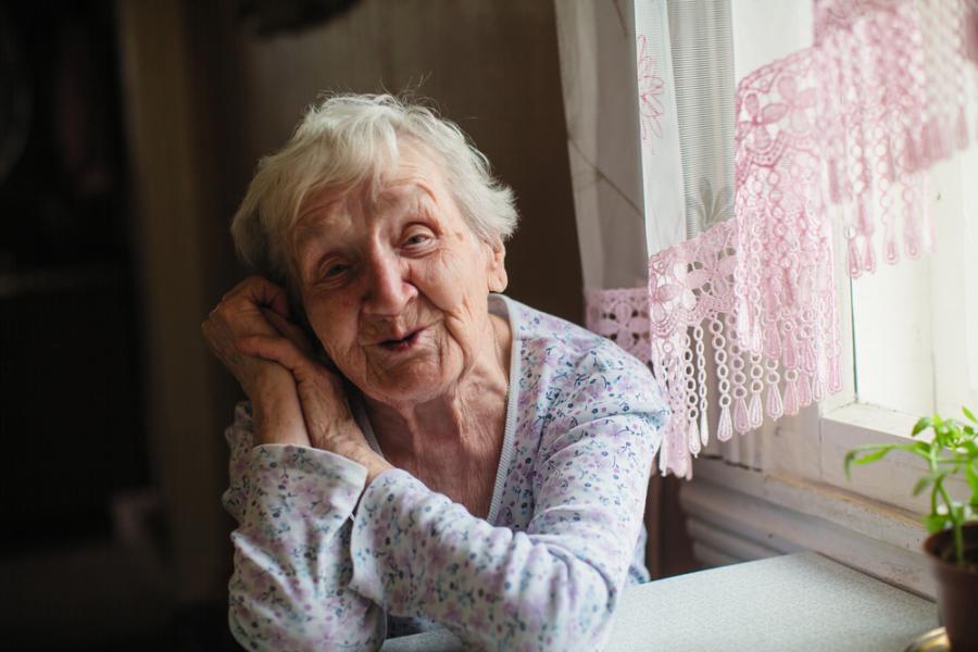 Виц: Бабо, защо каза на доктора, че си на 70?