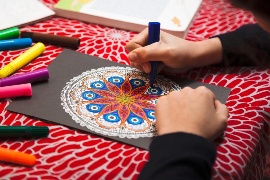 Как рисуването на мандала помага на децата