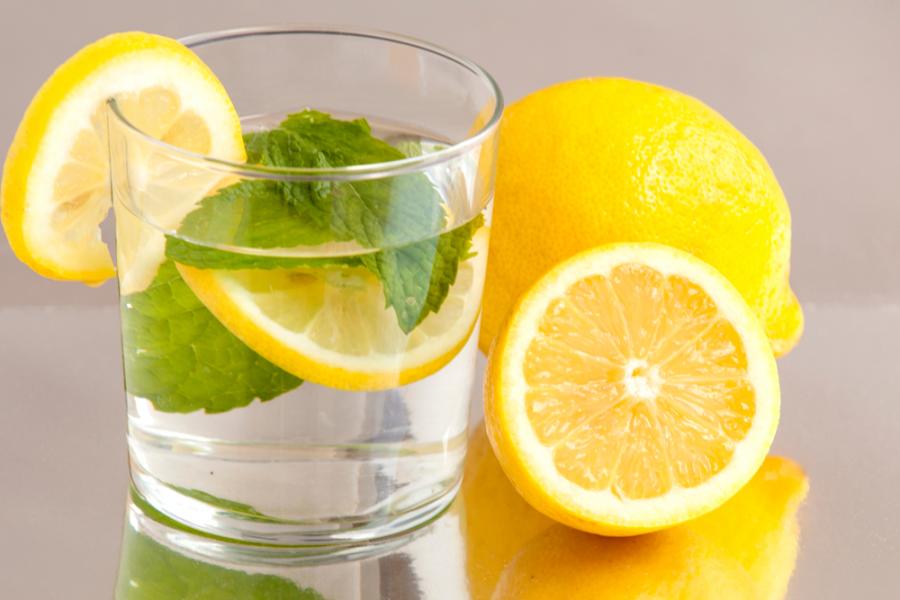 Зачем подают воду с лимоном?