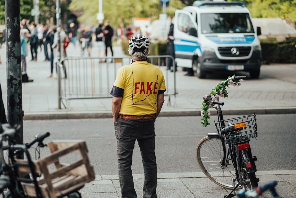 Вярата в конспирации може да е свързана с любов към реда и правилата, а не с липса на критично мислене