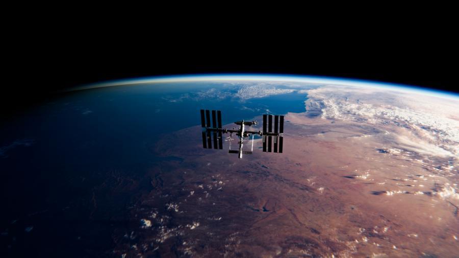 Течът от скачената с МКС руска космическа капсула вероятно е причинен от микрометеорит