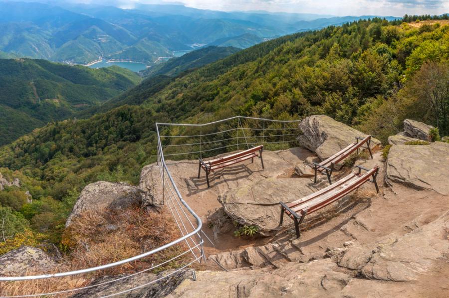 Бекови скали: Панорамната площадка над Равногор — естествен “балкон” към Родопите