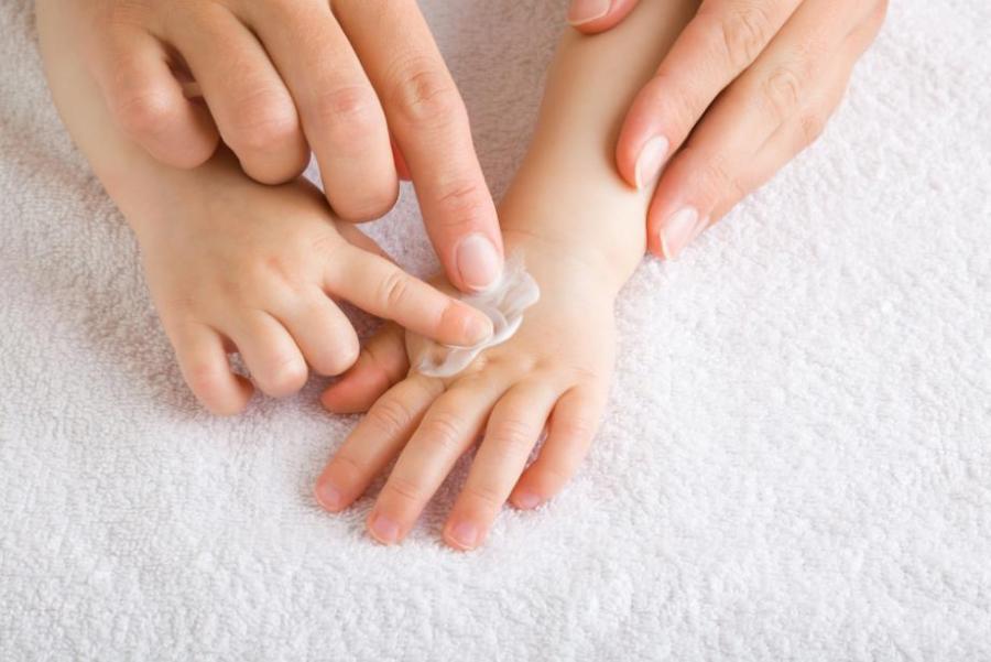 Как да осигурим подходяща хидратация на бебешката кожа
