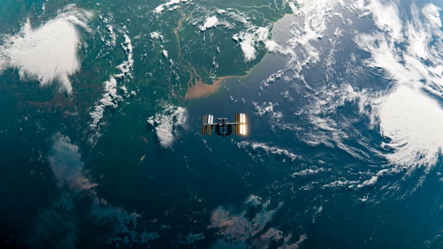 Ето как щеше да изглежда МКС, ако летеше над Земята не по-високо от самолет