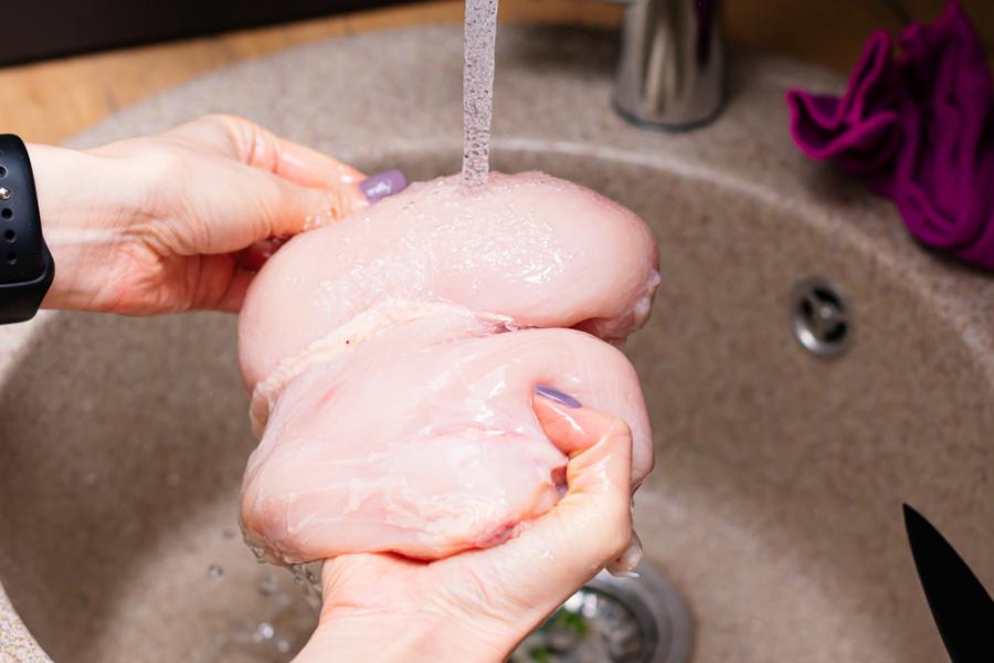 Трябва ли да измивате пилето, преди да го сготвите?