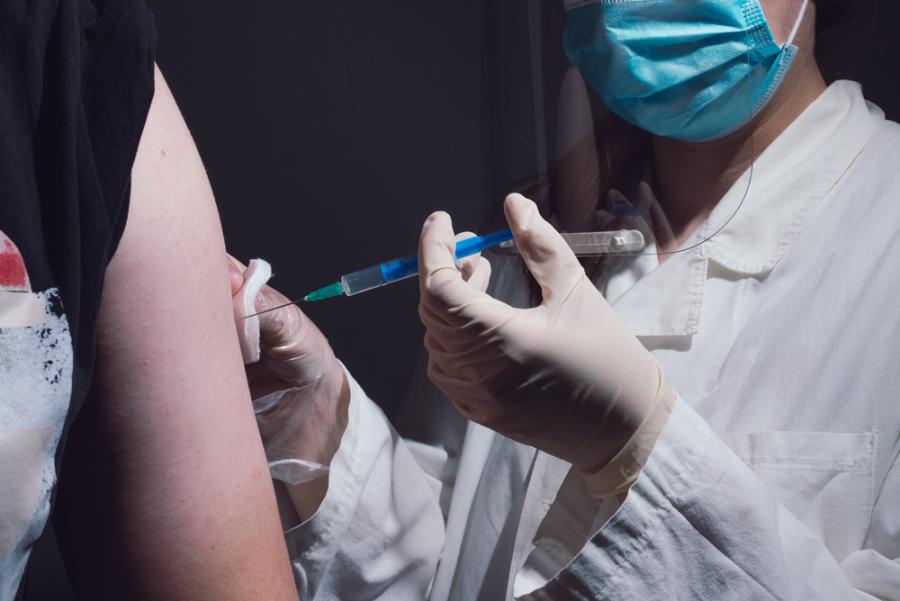Италианец се опита да се ваксинира срещу COVID-19 с фалшива гумена ръка