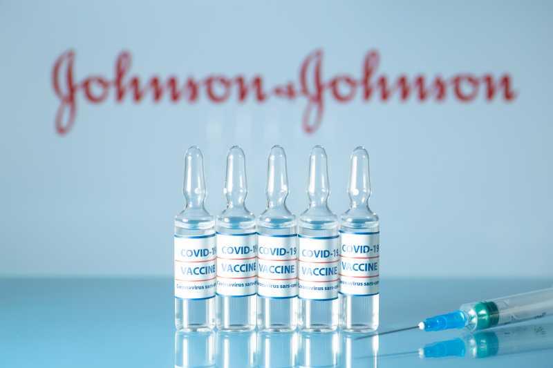 Американските здравни власти издадоха препоръка за спиране на имунизациите с ваксината на J&J