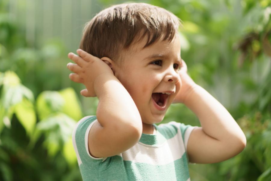 Глухо дете чува за първи път благодарение на ново лечение в САЩ