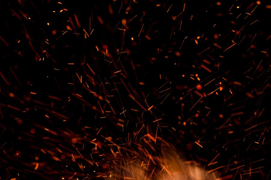 Любопитно: Защо пращи огънят?