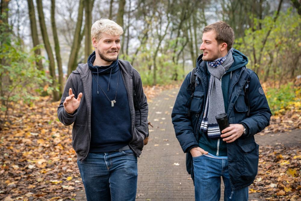 Виц: Американец поздравява стар съветски приятел