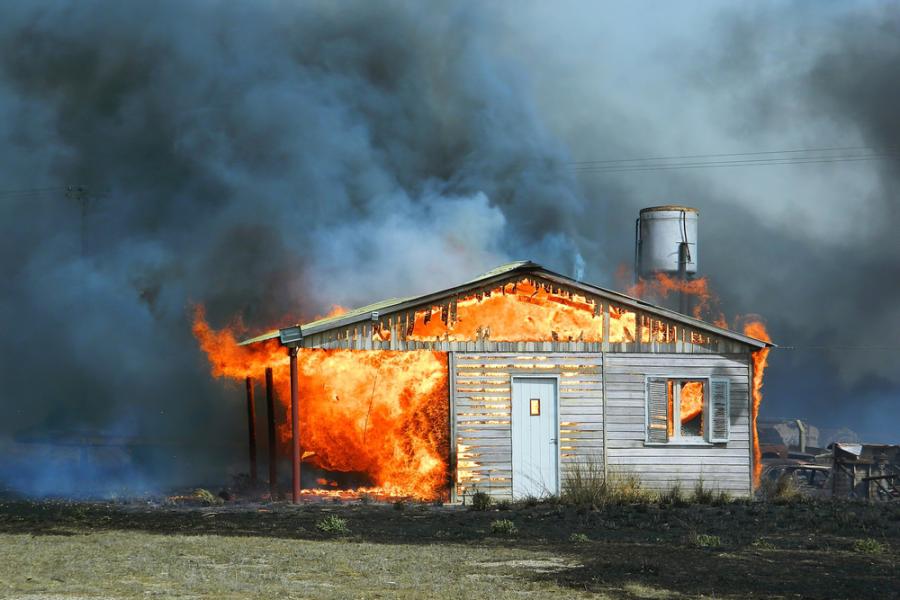 Виц: Тъща Ви и данъчен се намират в горяща къща