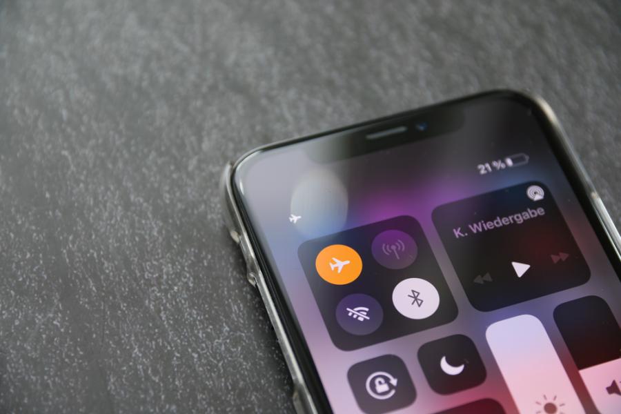 Какво се случва, ако не поставите телефона си в самолетен режим