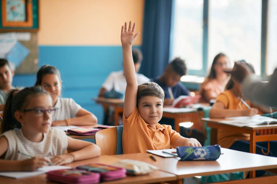 Виц: Инспектор влиза в час по математика 