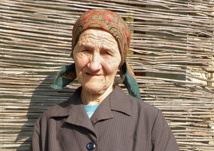 Виц: Фейсбук е досущ като баба ми