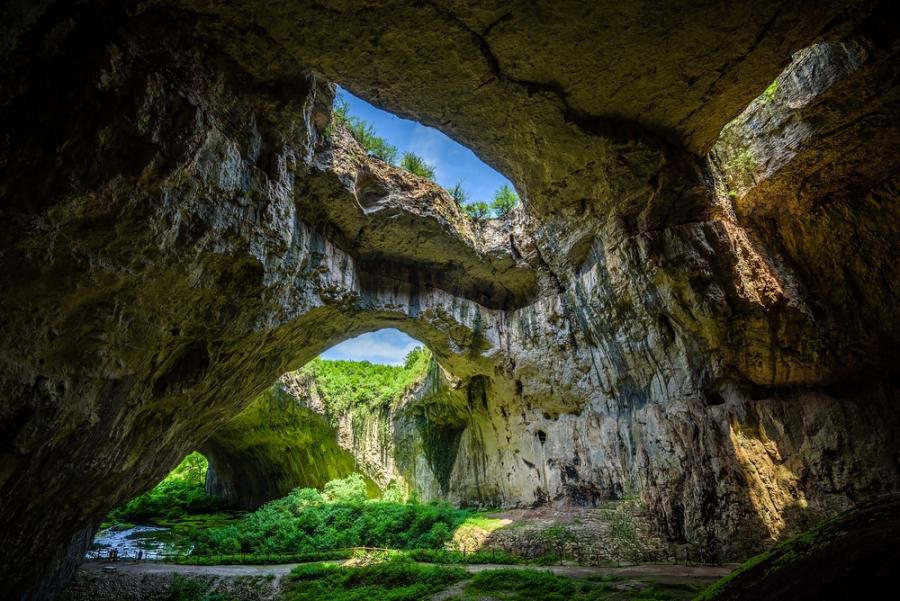 Природа, легенди и тайни: защо да посетите Деветашката пещера още тази есен
