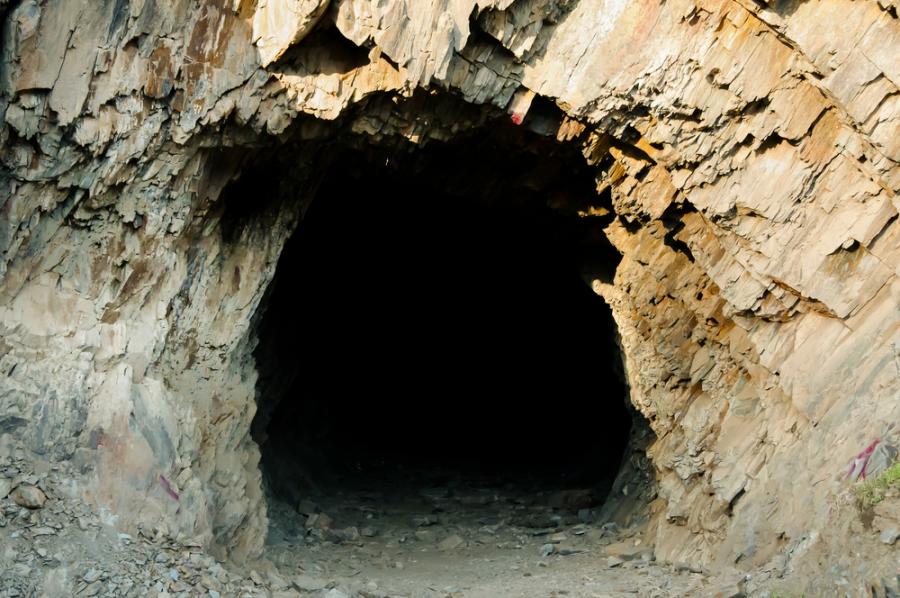 15 души бяха затворени в тъмна и изолирана пещера за 40 дни в името на противоречив експеримент
