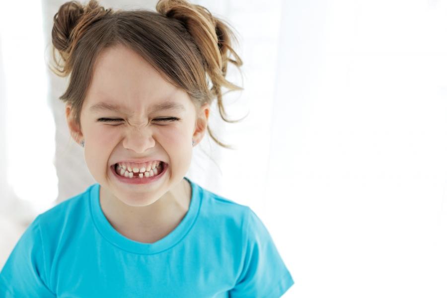 Нормално ли е скърцането със зъби при децата