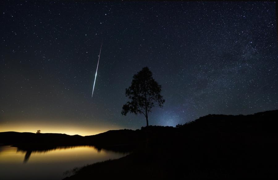 Персеидите – най-впечатляващият летен метеорен поток – достига своя максмиум тази вечер