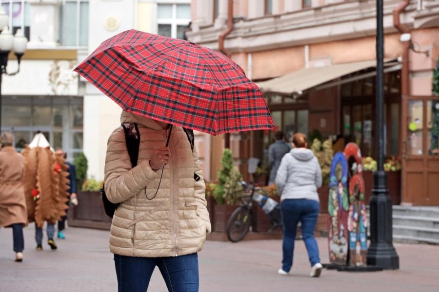Виц: Нервен съм, защото вали, а жена ми е без чадър
