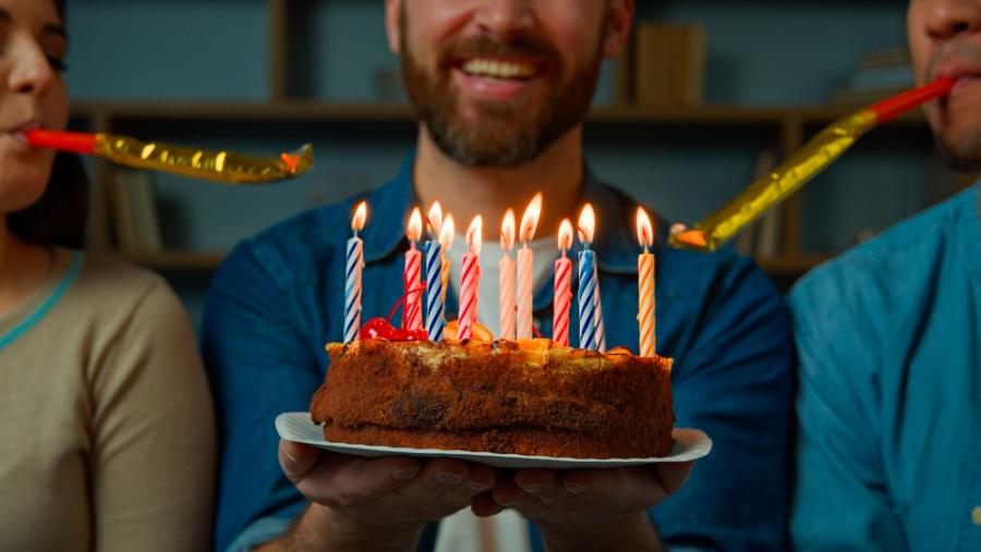 Виц: Къде можеш да отбележиш най-евтино рождения си ден? 