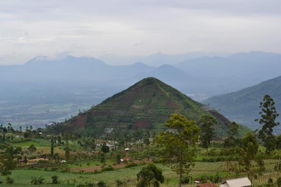Гигантската пирамида Гунунг Паданг, построена в тази планина в Индонезия, може да е най-старата в света