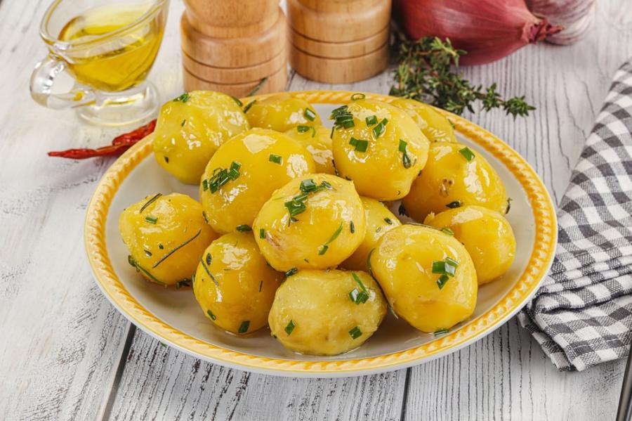 Виц: Тате, защо ядем само варени картофи, а съседите пържоли!? 