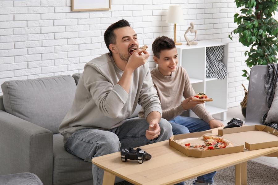 Виц: Тате, защо си се оженил за мама?