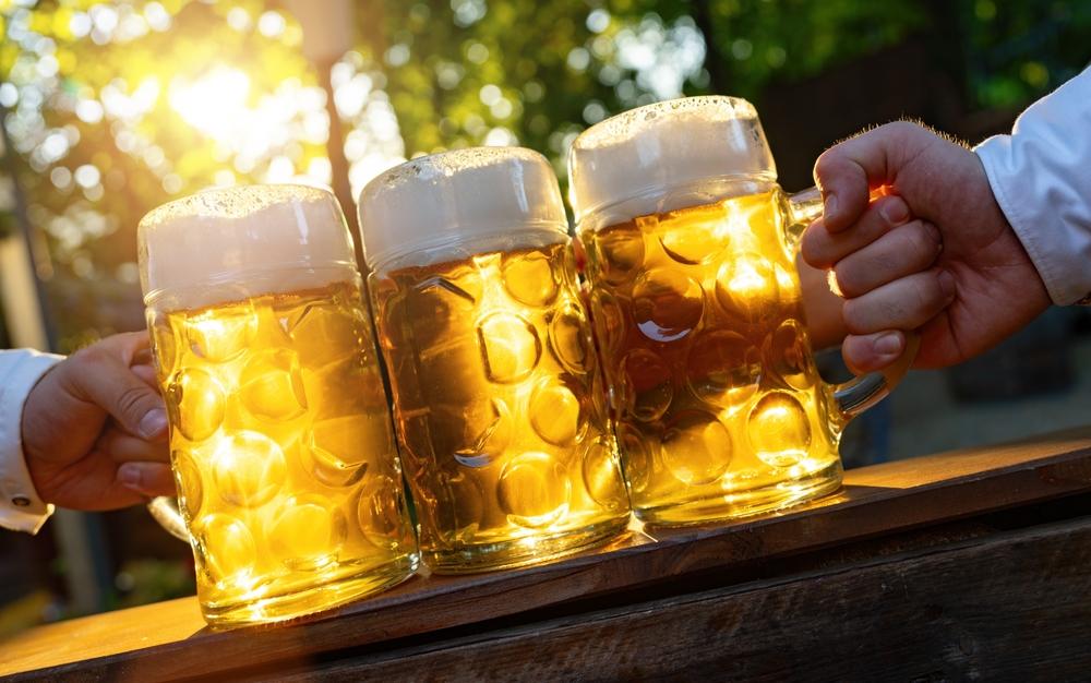 Виц: Обичаш ли ме? Много ли?