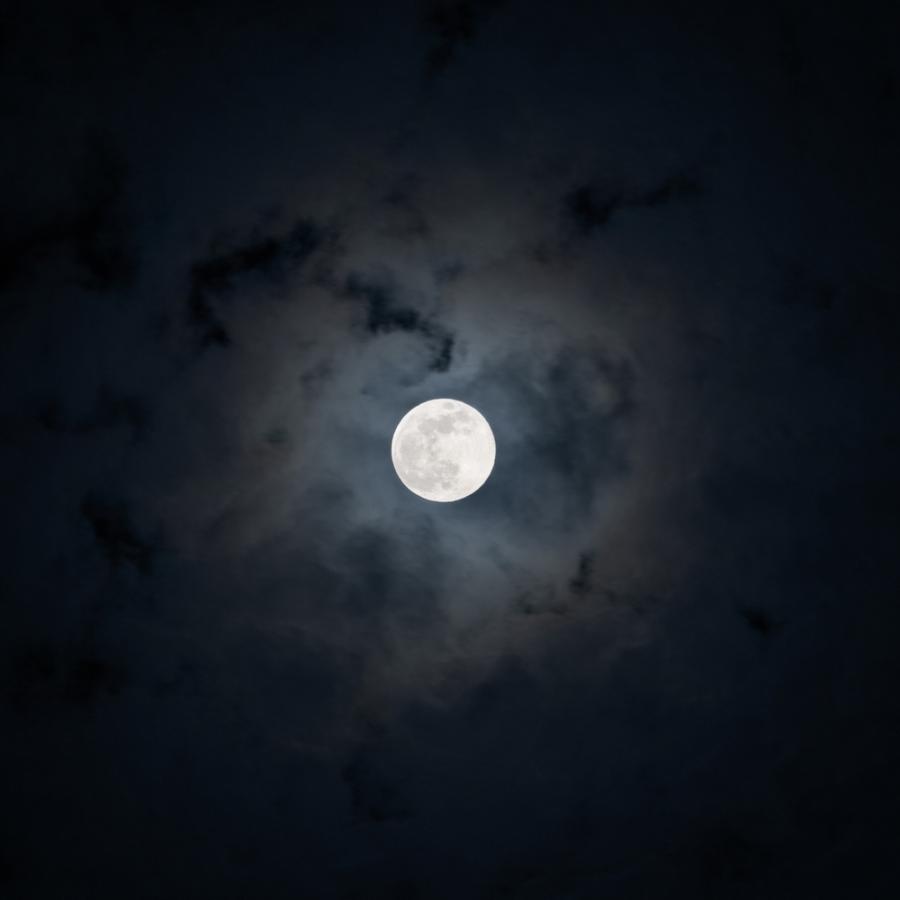 Вече можем да наблюдаваме как Луната закрива звезди от купа Плеяди