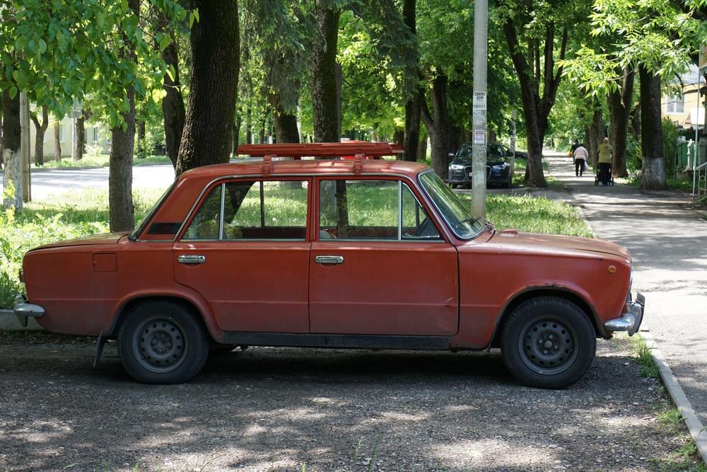 Виц: Чукча си купува кола и го питат как е