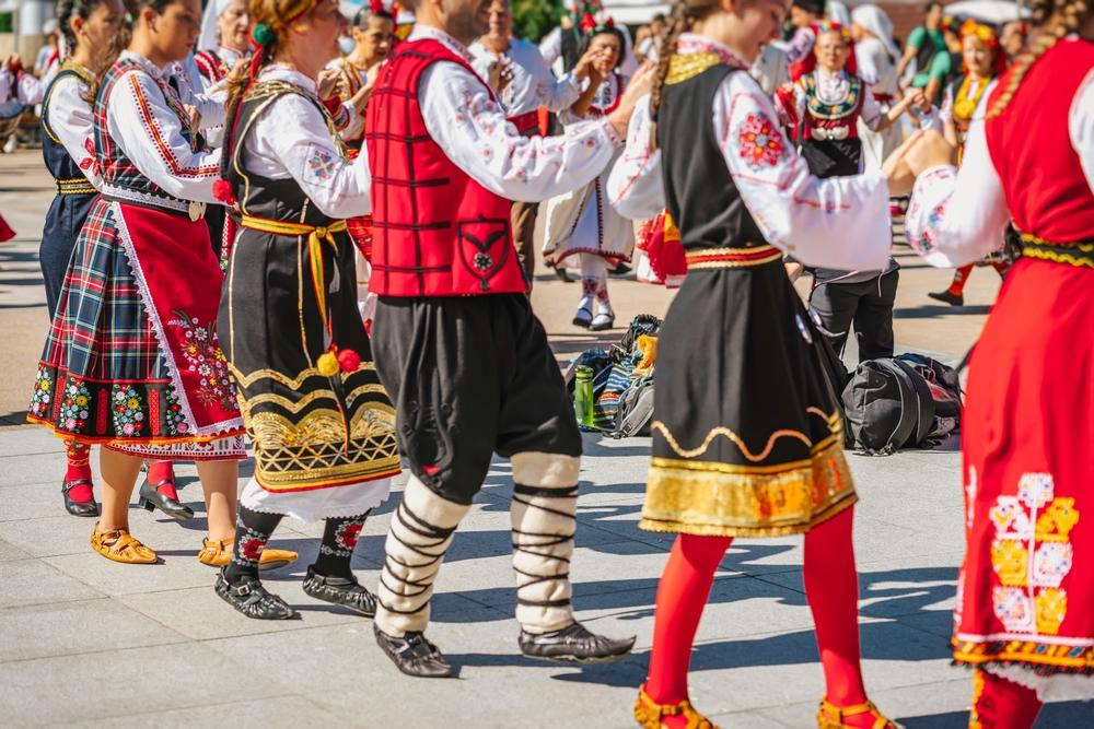 Виц: Защо в Габрово хорото го играят по терлици?