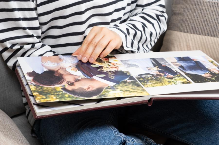 Виц: Момиченце гледа сватбена снимка