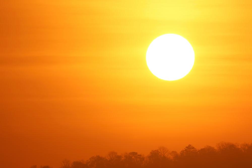 Виц: По какво си приличат слънцето и тъщата?