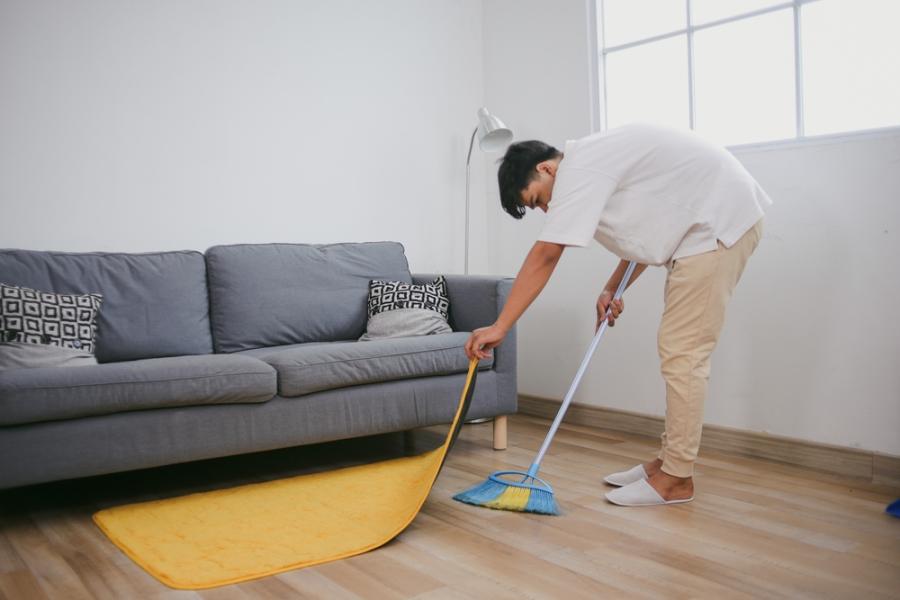 Виц: Кога мъжът започва да подрежда вкъщи? 