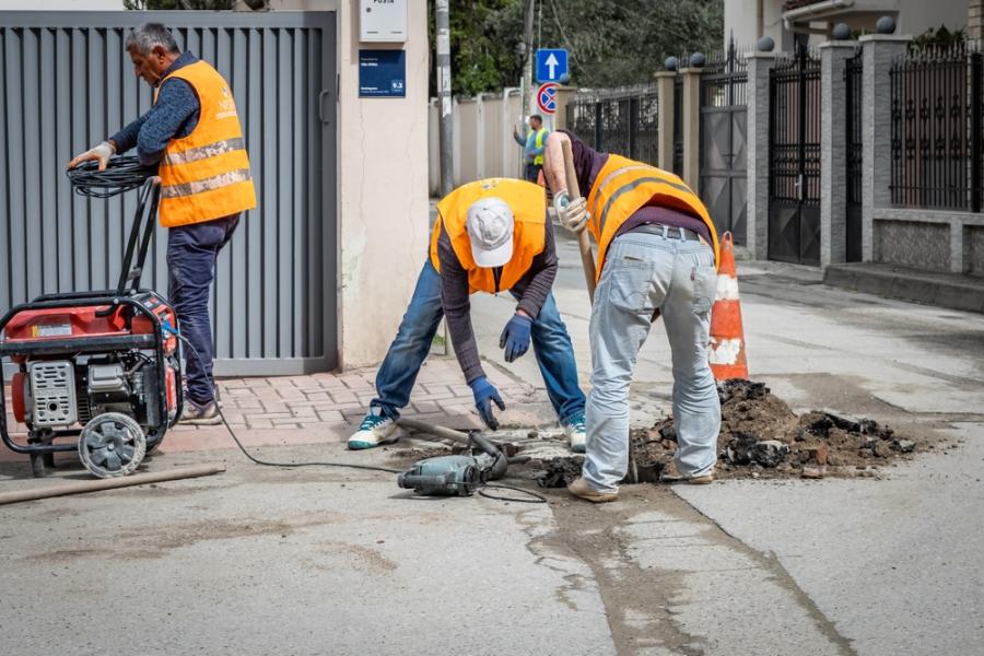 Виц: Бригадир към ВиК работници