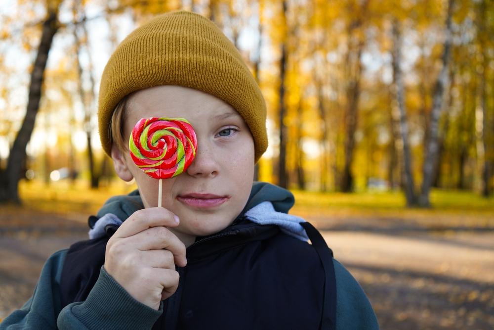 Виц: Детенце, не яж толкова бонбони, защото не е полезно!
