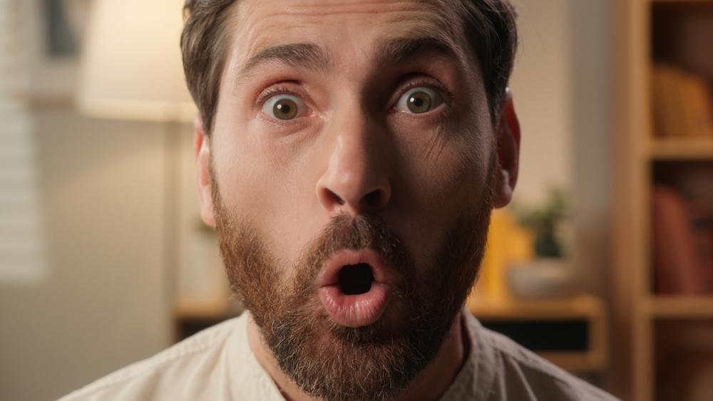 Виц: Тъщата заварва зетя в леглото с непозната красавица