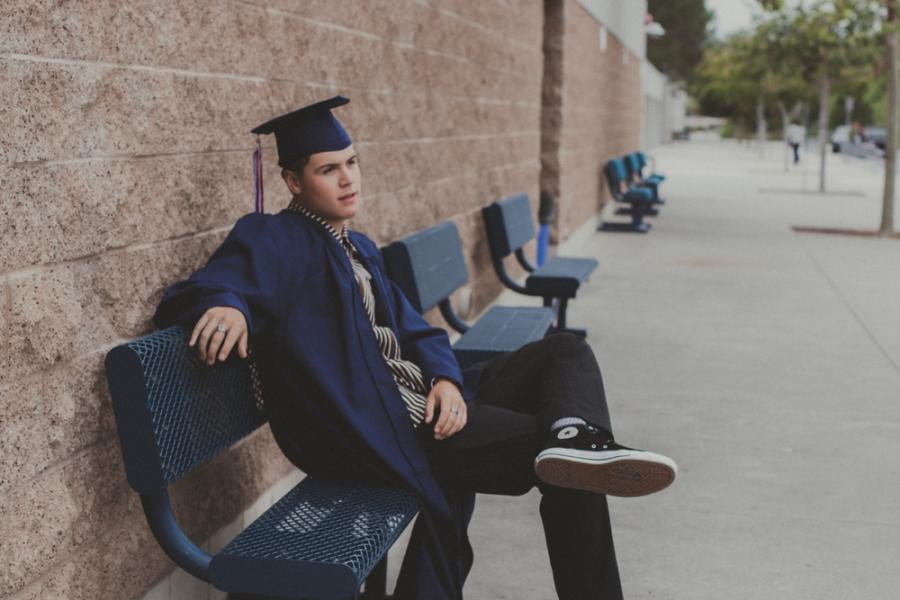 Виц: Абитуриент се стяга за бала в Габрово и моли баща си