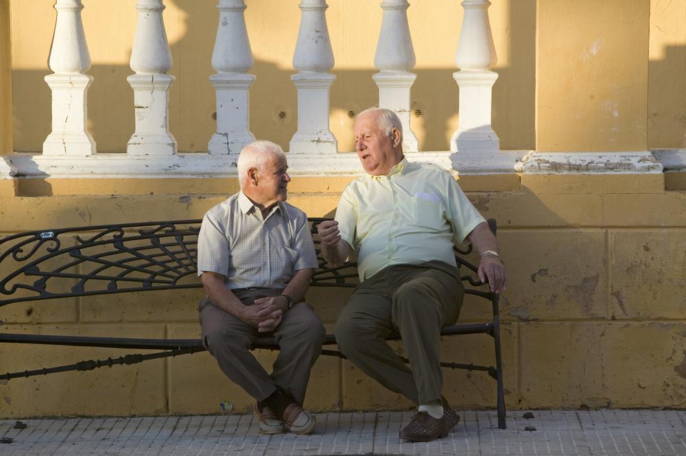 Виц: Кире, защо имаш две шпионки?