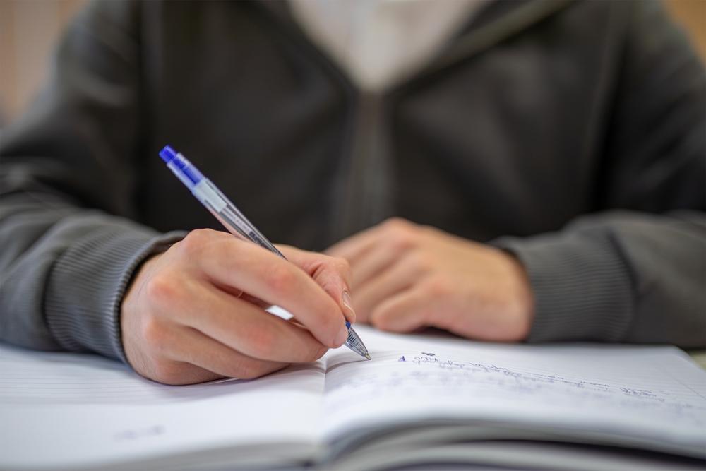 Той видя, че навън вали, и си легна пак: Има ли запетая пред 