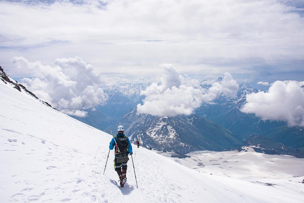 Виц: Алпинист се откъсва от скалата и полита в пропастта