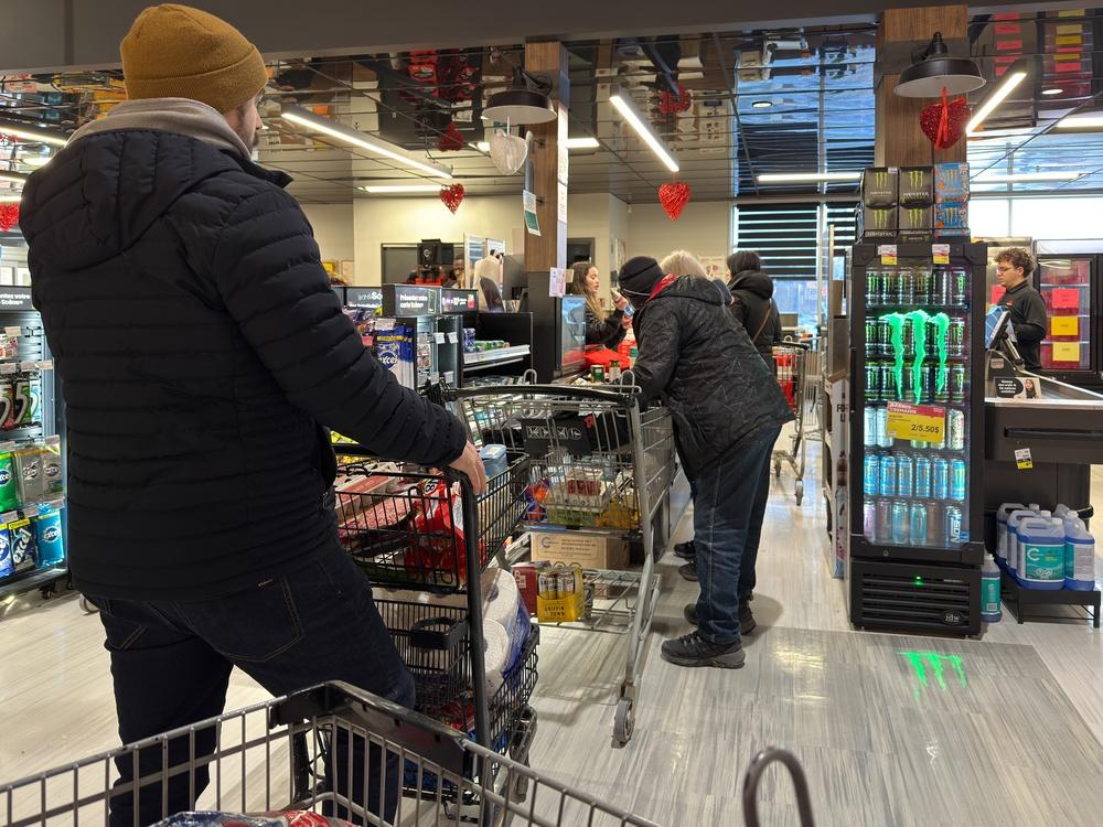 Виц: Тази жена Ви пререди. Защо не ѝ кажете нещо?