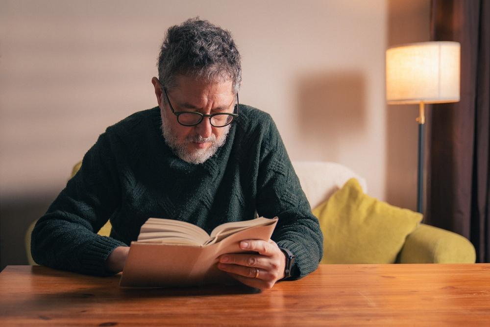 Виц: Как габровец чете книга вечер