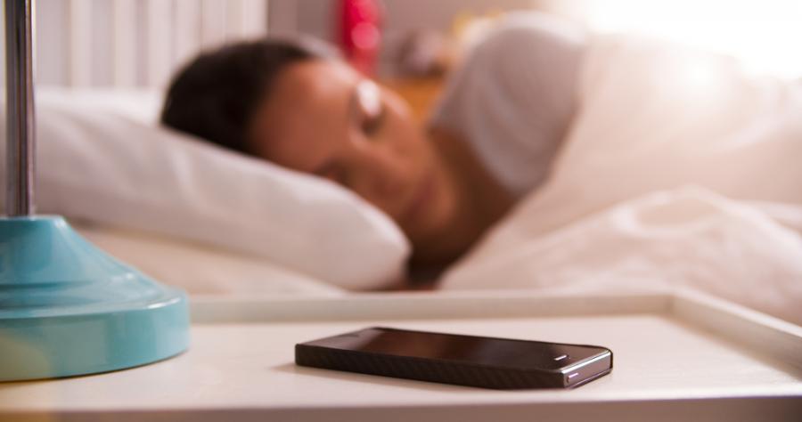 Учени: Изключвайте телефона преди лягане