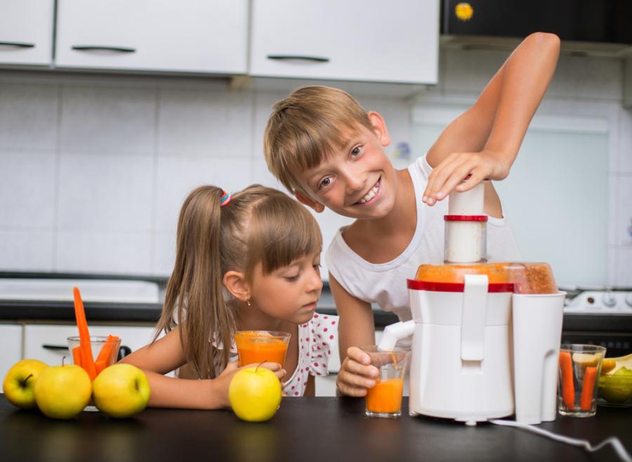 Сок от морков или праскова: кой стимулира по-добре растежа на детето